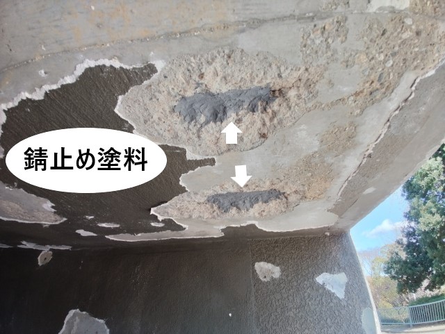 露筋箇所の処理　錆止め塗料を塗る